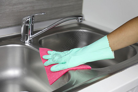 女佣或家庭主妇负责打扫房屋 一般清洁或定期洗手 但通常不进行清洗图片