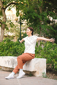 坐在公园长椅上的年轻美少女女士女孩休息成人图片