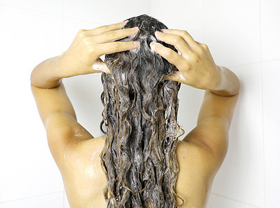 在淋浴间用洗发水洗头发的年轻女人 美丽的女人洗澡洗长头发肥皂泡沫黑发温泉发型身体女性按摩呵护皮肤图片