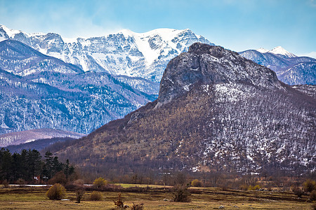 齐尔山和维勒比特山峰 在利卡风景中的雪峰图片