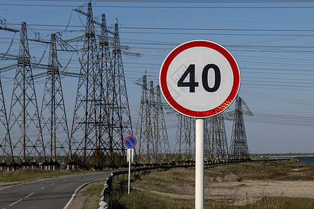 在工业地貌的背景下 路标速度限制在40公里以内 道路标志图片