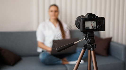 博客在室内录制视频 有选择性地聚焦于摄像显示闲暇商业重点相机订户博主女性研讨会技术成人图片