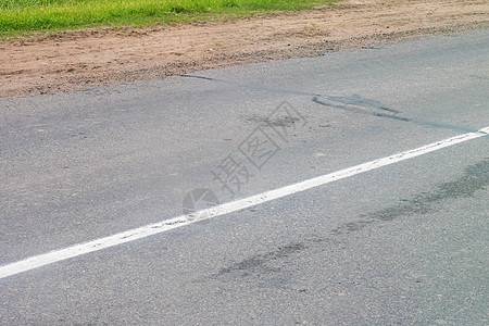 道路标记特写 绿草在边上分数运输小路街道指导运动课程沥青砂砾交通图片