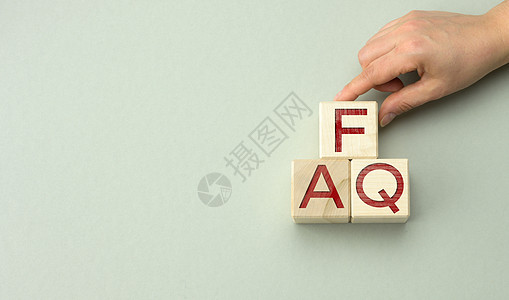 在灰色背景的木块上输入 FAQ( 经常询问的问题) QA 概念 帮助和提示图片