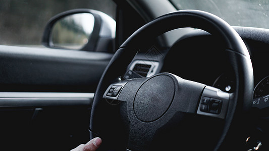 黑色沙龙车内视线 驾驶汽车时持轮式导航器控制技术奢华短跑气囊安全喇叭运输控制板镜子图片