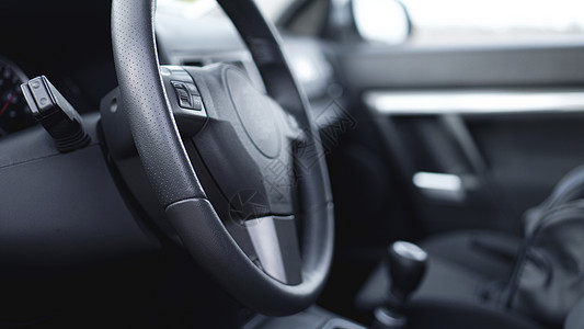 黑色沙龙的汽车内部观景 方向轮展示座位车辆男人镜子驾驶控制板喇叭气囊短跑图片