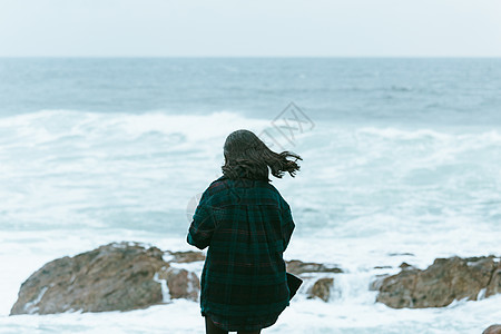 女人背对着镜头 在大海前的摄像头 与复制空间灵敏度寂寞疲劳孤独海洋女士思维想像力乐趣潮人图片