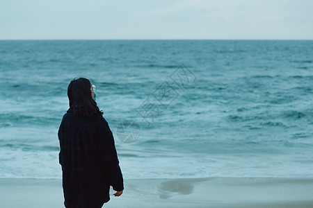 女人背对着镜头 在大海前的摄像头 与复制空间潮人乐趣孤独女士女性想像力享受思维寂寞灵敏度图片