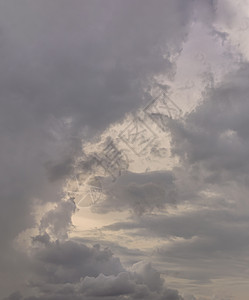 太阳闪耀在天空的云中 云的形状唤起想象力和创造力 笑声气氛空气自由阴霾艺术阳光云景场景想像力天堂图片