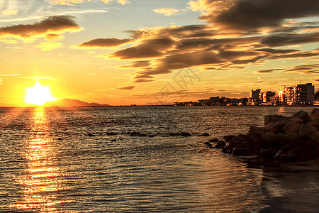 老人散步圣波拉美丽多彩的日落天气海景场景精神金子天空戏剧性假期橙子地平线背景