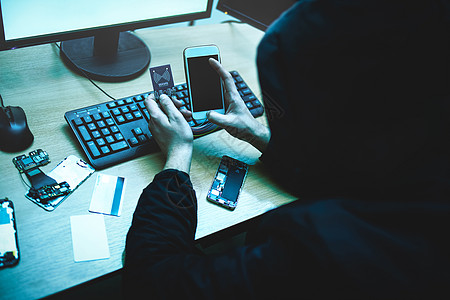 男性黑客正试图访问电话 个人数据的安全和保护 网络犯罪和黑客攻击的概念钓鱼骇客互联网银行业电脑技术代码手机骗局危险图片