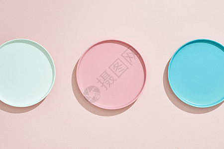 粉红色 浅蓝色 蓝色 柔和的彩色盘子设置在粉红色上图片
