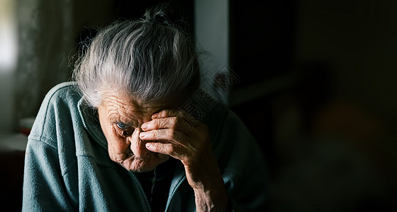 年老如老的富妇妇女疲倦女士皱纹头发长老成人寡妇祖母老年思维图片