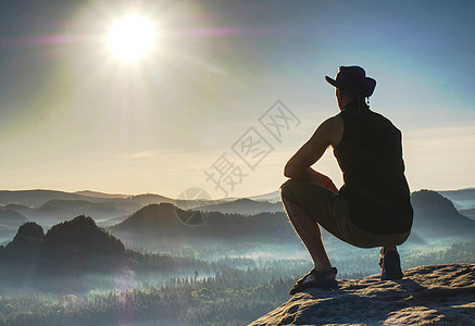 人居于高山顶 仰望着日落图片