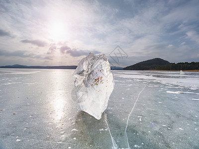 破冰 在冷冻的湖上漂浮着日落的天空透明度波浪液体寒冷冻结海洋巨石裂缝干旱场景图片