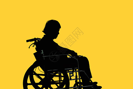坐在轮椅上的残疾和被淘汰老年妇女的休光灯(Silhouette)图片