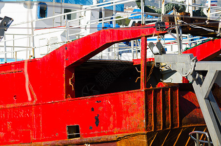 一艘渔船停泊在港口的切割船上的一件物件生产海浪绳索海景舰队热带索具天空钓鱼码头图片