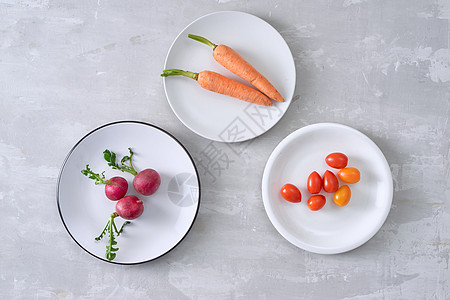 西红柿炒鸡蛋以灰胡萝卜 萝卜和西红柿隔绝的盘子中各种成分白色营养饮食烹饪生活制品橙子红色厨房陶瓷背景