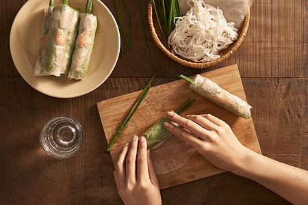 带虾的新鲜春春卷 底底有煮饭手桌子五井国家美食蔬菜女性厨师食物女士厨房图片
