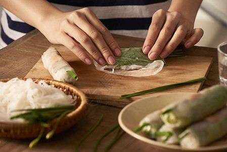 带虾的新鲜春春卷 底底有煮饭手国家厨师五井蔬菜厨房桌子美食女士女性食物图片