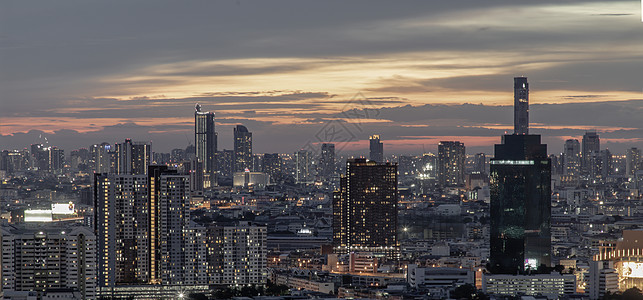 曼谷城市天际的日落全景 夜幕中天空雕刻着美丽的景色 有选择的焦点旅行风景建筑学太阳市中心蓝色剪影景观时段时间图片