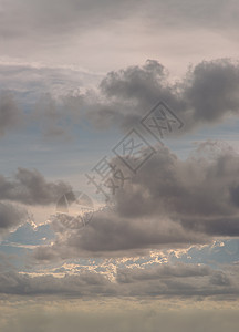 太阳闪耀在天空的云中 云的形状唤起想象力和创造力 笑声气氛天堂阴霾自由空气生活想像力蓝色云景戏剧性图片