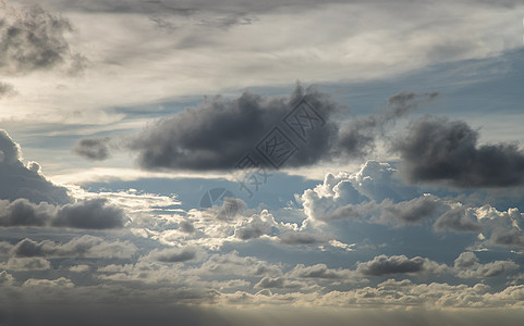 太阳闪耀在天空的云中 云的形状唤起想象力和创造力 笑声自由蓝色场景生活阳光天堂环境天气云景阴霾图片