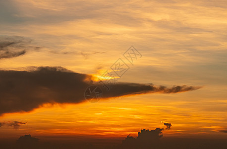 剧烈的红色和橙色天空和云彩抽象背景 日落天空上的橙红色云彩 温暖的天气背景 黄昏天空的艺术图片 日落抽象背景 黄昏和黎明的概念天图片