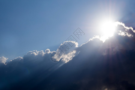 乌云的阳光照耀着太阳晴天空气白色射线自由蓝色戏剧性天堂天气图片