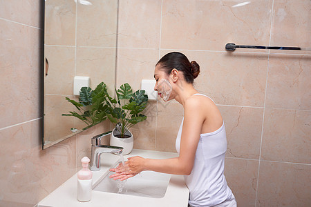 年轻的美丽的亚洲年轻女人 用肥皂洗手洗脸泡沫女性皮肤女孩白色浴室去角质温泉护理清洁图片