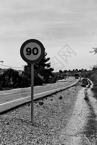 带路速标志的孤独道路数字警告路基砂砾圆圈路面手表运输丘陵驾驶图片