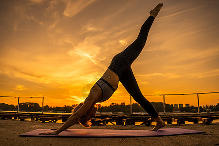 瑜伽banner户外锻练活力城市运动员身体天空女士女孩练习太阳日落背景