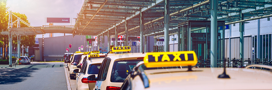 等待乘客的出租车 出租车上的黄色出租车标志 出租车在机场门前等待到达的乘客 出租车站在机场航站楼等待乘客图片