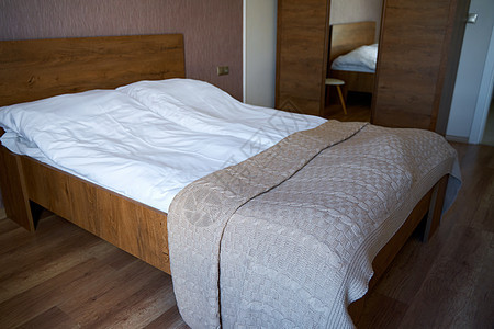 现代时尚和舒适的卧室室内 公寓内有一张双人床图片