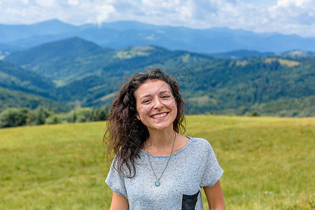 快乐的华丽女孩享受山景 在山上与令人惊叹的山地风景假期情感爬坡太阳旅游森林裙子女性活动远足者图片