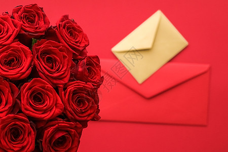 建军节艺术字情人节的情书和送花服务 红色背景的豪华红玫瑰花团和纸信封红底送货婚礼生日花朵平铺礼物明信片通讯玫瑰展示背景