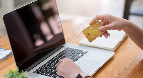 使用电脑和手持信用卡进行网上购物的青年妇女双手在线付款在网上购物时男人银行业电子商务入口金融店铺安全技术互联网命令图片