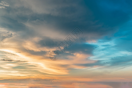 太阳透过云层在天空中闪耀 云的形状唤起了想象力和创造力 它们可以用作看起来很棒的壁纸气氛生活自由蓝色场景天气云景阴霾空气天堂图片