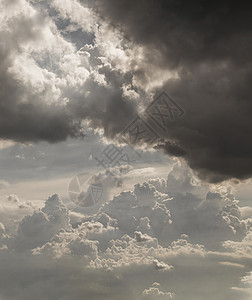 太阳透过云层在天空中闪耀 云的形状唤起了想象力和创造力 它们可以用作看起来很棒的壁纸自由阳光天堂阴霾云景戏剧性气氛生活想像力环境图片