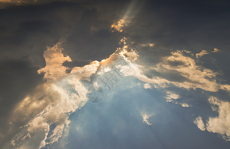 太阳透过云层在天空中闪耀 云的形状唤起了想象力和创造力 它们可以用作看起来很棒的壁纸自由场景想像力阳光环境蓝色阴霾天气空气气氛图片
