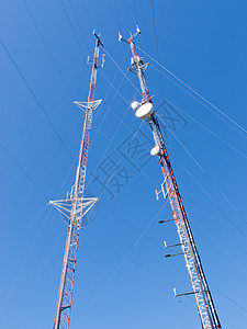 两座拉塔式电信天线塔图片