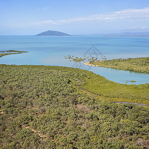 溪河系统从海洋流出空中观察盐水环境树木山脉旅行森林潮汐半岛缠绕天空图片