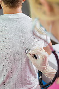 戴面罩的女医生用听诊器倾听成年妇女的背部护士病人女士医疗药品呼吸治疗考试诊所专家图片