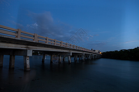 通向博尼塔斯普林斯大海的密戈里过道桥上夜空图片