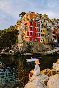 山城序列的视图 利古里亚 意大利 欧洲的美景 地中海的海景 旅游概念背景游客女士女孩村庄房子夫妻旅行历史性观光景观图片