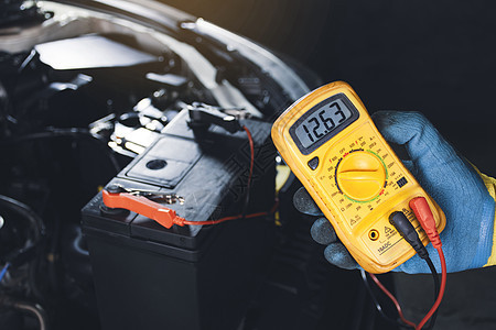 用数字多米计检查汽车电池电压的机械设备图片