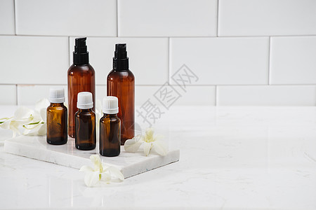 白色上隔绝的不同化妆品瓶温泉身体棕色药品疗法治疗兰花气味草本瓶子图片