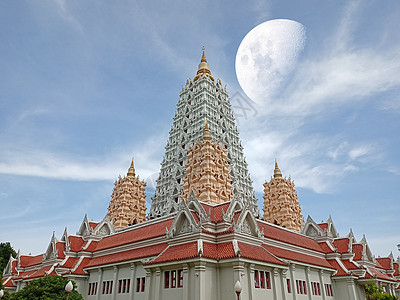 双月半月在佛陀上方 白云堆积如山图片