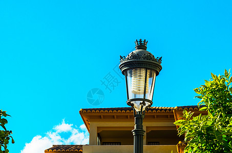 老式街灯照亮西班牙街道 这是传统街道建筑的特色元素安装灯柱石头建筑学历史性灯笼文化照明城市艺术图片