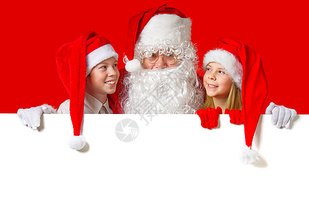 圣诞老人海报穿着红色的圣诞节格诺梅帽 带着有趣的孩子从白色白旗后面偷窥而出女孩微笑派对广告牌卡片隐藏假期口罩帽子小样背景